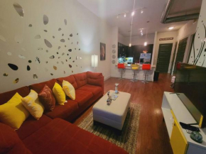 Beautifully furnished 1br Uptown apt. w/ parking.